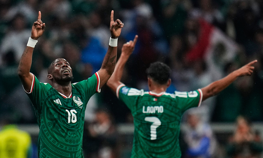 Julian Quinones (trái) ăn mừng cùng Luis Romo sau khi ghi bàn mở tỷ số cho Mexico trước Ecuador ở vòng 1/16 World Cup 2026 tại Mexico City. Ảnh: AP