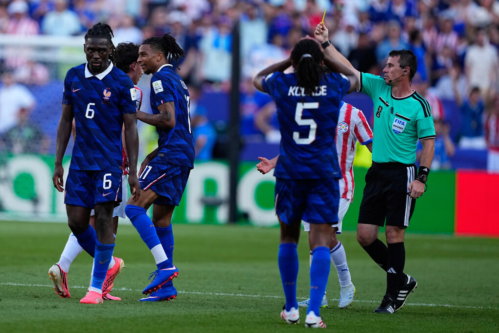 Trọng tài Ilgiz Tantashev rút thẻ vàng với Michael Olise trong trận Pháp thắng Paraguay 1-0 ở vòng 1/8 World Cup 2026 trên sân Lincoln Financial, Philadelphia, bang Pennsylvania, Mỹ, ngày 4/7/2026. Ảnh: AP
