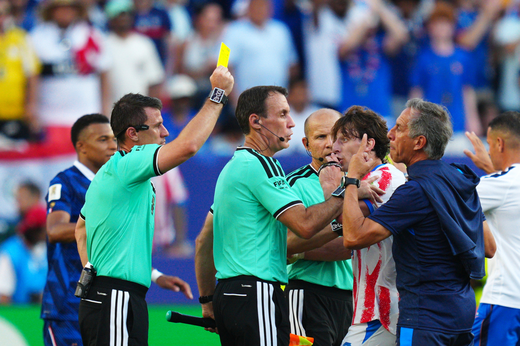 Trọng tài Ilgiz Tantashev rút thẻ vàng với một thành viên ban huấn luyện Paraguay sau trận Pháp thắng Paraguay 1-0 ở vòng 1/8 World Cup 2026 trên sân Lincoln Financial, Philadelphia, bang Pennsylvania, Mỹ, ngày 4/7/2026. Ảnh: AP