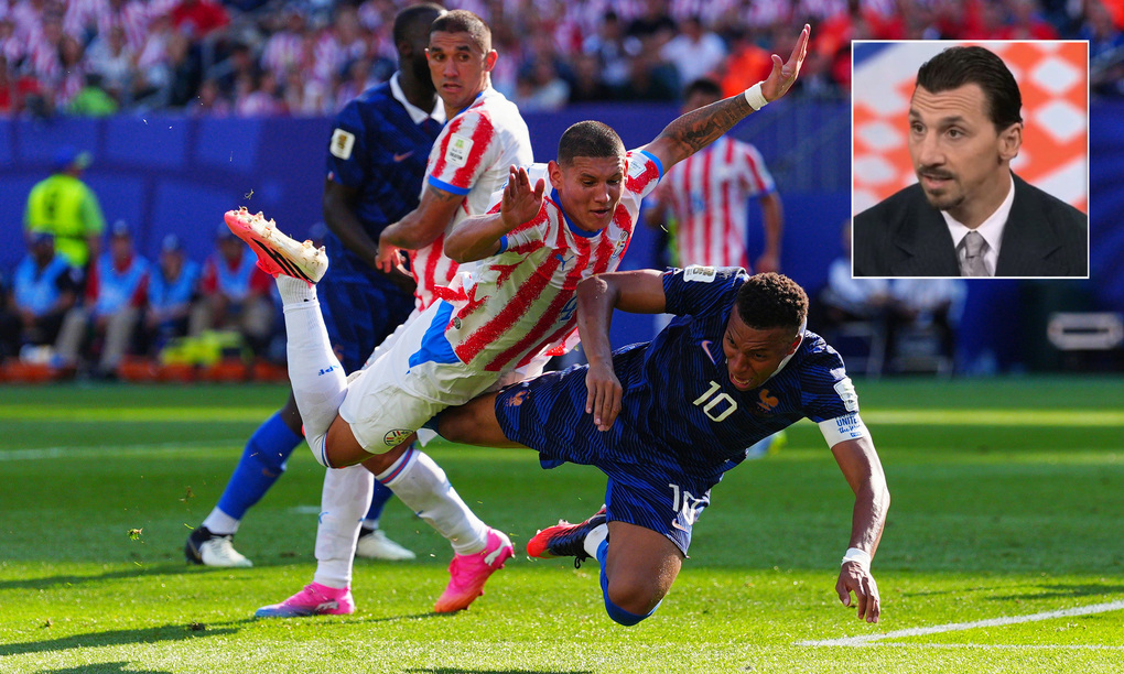 Ibrahimovic bình luận về tình huống Juan Jose Caceres (trái) tranh bóng với Kylian Mbappe trong trận Paraguay thua Pháp 0-1 ở vòng 1/8 World Cup 2026 trên sân Lincoln Financial, thành phố Philadelphia, bang Pennsylvania, Mỹ ngày 4/7/2026. Ảnh: AP