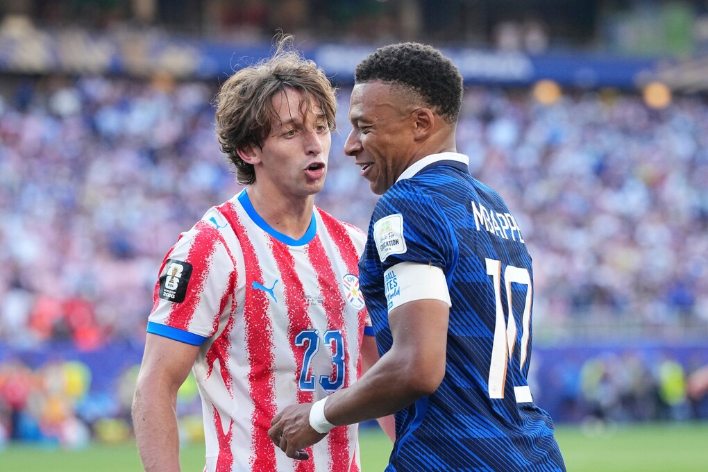 Kylian Mbappe (phải) cười khi bị Matias Galarza khiêu khích trong trận Pháp thắng Paraguay 1-0 ở vòng 1/8 World Cup 2026 trên sân Lincoln Financial Field, thành phố Philadelphia, bang Pennsylvania, Mỹ ngày 4/7/2026. Ảnh: AP