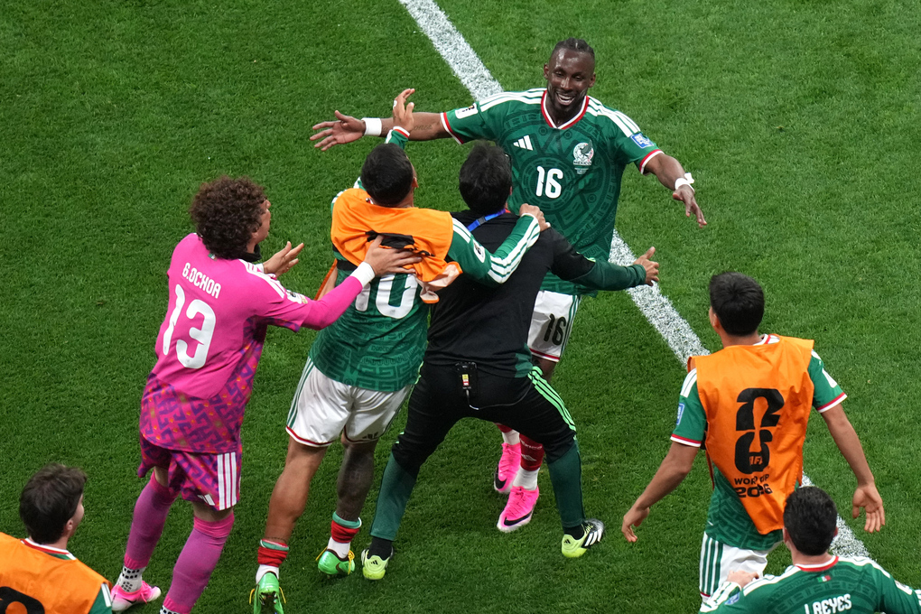 Julian Quinones mừng bàn mở tỷ số cùng đồng đội trong trận Mexico thắng Ecuador 2-0 ở vòng 1/16 World Cup 2026 trên sân Azteca, Mexico City, Mexico ngày 30/6/2026. Ảnh: AP