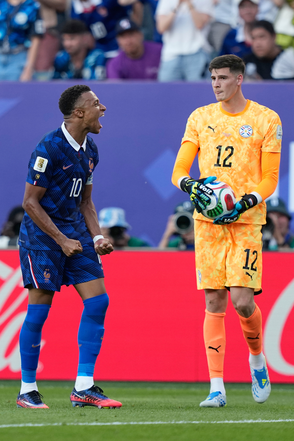 Tiền đạo Pháp Kylian Mbappe ăn mừng trước thủ môn Paraguay Orlando Gill sau trận Paraguay thua Pháp 0-1 ở vòng 1/8 World Cup 2026 trên sân Philadelphia ở Mỹ, ngày 4/7/2026. Ảnh: AP
