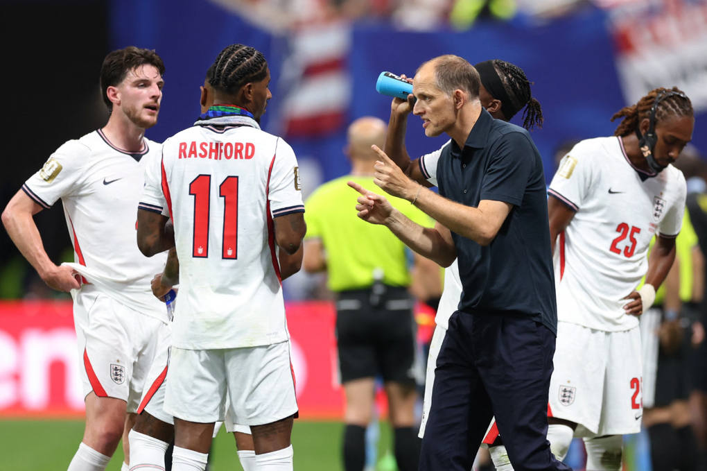 HLV Thomas Tuchel chỉ đạo tuyển Anh, với Djed Spence (ngoài cùng bên phải) và Declan Rice (trái), trong trận thắng CHDC Congo 2-1 ở vòng 1/16 World Cup 2026 trên sân Mercedes-Benz, Atlanta, Georgia, Mỹ ngày 1/7/2026. Ảnh: Reuters