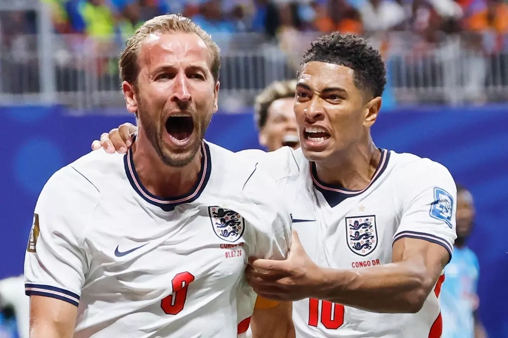 Harry Kane (trái) mừng bàn gỡ hòa cùng Jude Bellingham trong trận Anh thắng ngược CHDC Congo 2-1 ở vòng 1/16 World Cup trên sân Atlanta ngày 1/7. Ảnh: AP