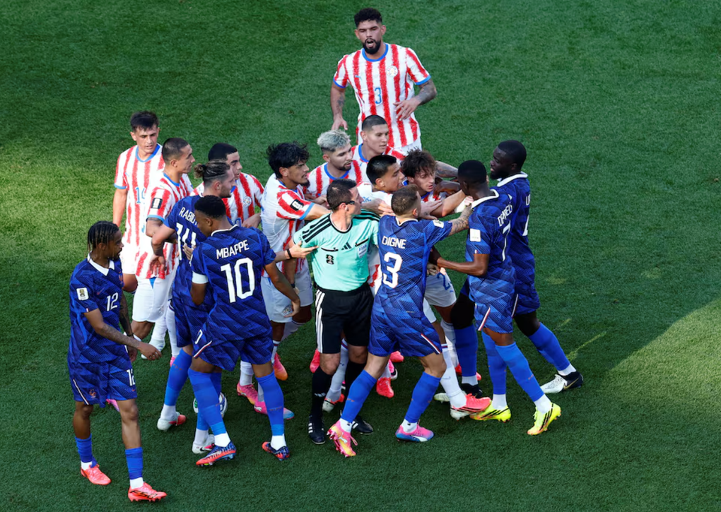Cầu thủ hai đội xô xát sau tình huống Kylian Mbappe bị phạm lỗi trận Pháp thắng Paraguay 1-0 ở vòng 1/8 World Cup 2026 trên sân Lincoln Financial Field, Philadelphia, Pennsylvania, Mỹ ngày 4/7/2026. Ảnh: Reuters