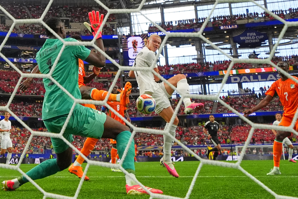 Tiền đạo Erling Haaland (9) dứt điểm trong trận Na Uy thắng Bờ Biển Ngà 2-1 ở vòng 1/16 World Cup 2026 trên sân Arlington, Texas, Dallas, Mỹ ngày 30/6/2026. Ảnh: AP
