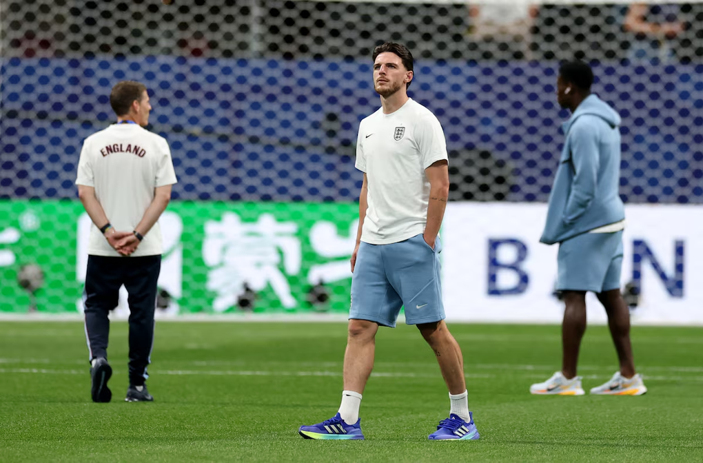 Declan Rice đi bộ trên sân Mercedes-Benz, Atlanta, Mỹ ngày 30/6/2026 trước trận gặp CHDC Congo ở vòng 1/16 World Cup 2026. Ảnh: Reuters