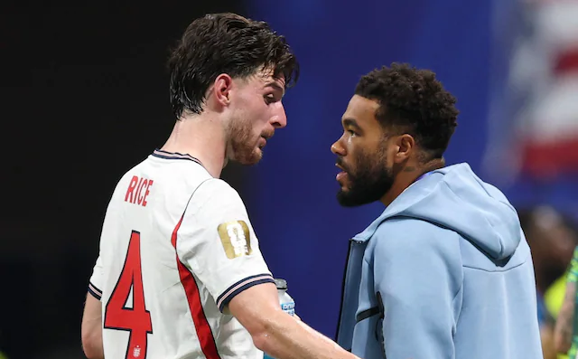 Declan Rice (trái) nói chuyện với Reece James trong trận Anh – CHDC Congo ở vòng 1/16 World Cup 2026 trên sân Mercedes-Benz, Atlanta, Mỹ ngày 30/6/2026. Ảnh: Reuters