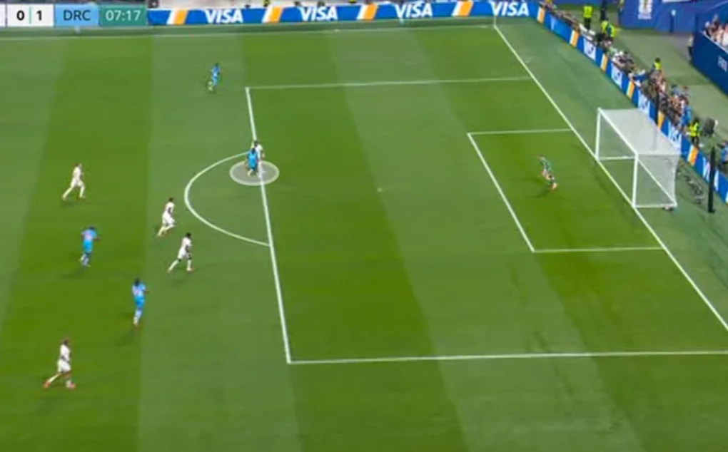 Tình huống Spence buộc phải di chuyển bó vào trung lộ trong bàn thua của Anh trước CHDC Congo ở vòng 1/16 World Cup 2026 trên sân Mercedes-Benz, Atlanta, Mỹ ngày 30/6/2026. Ảnh: Telegraph