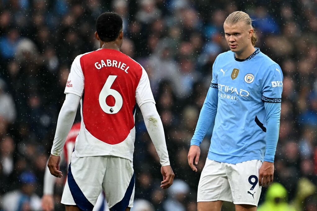 Tiền đạo Man City Erling Haaland (phải) đối đầu trung vệ Arsenal Gabriel Malgahaes (trái) ở trận Man City hòa Arsenal 2-2 trên sân Etihad tại Ngoại hạng Anh 2024-2025 ngày 22/9/2024. Ảnh: AFP