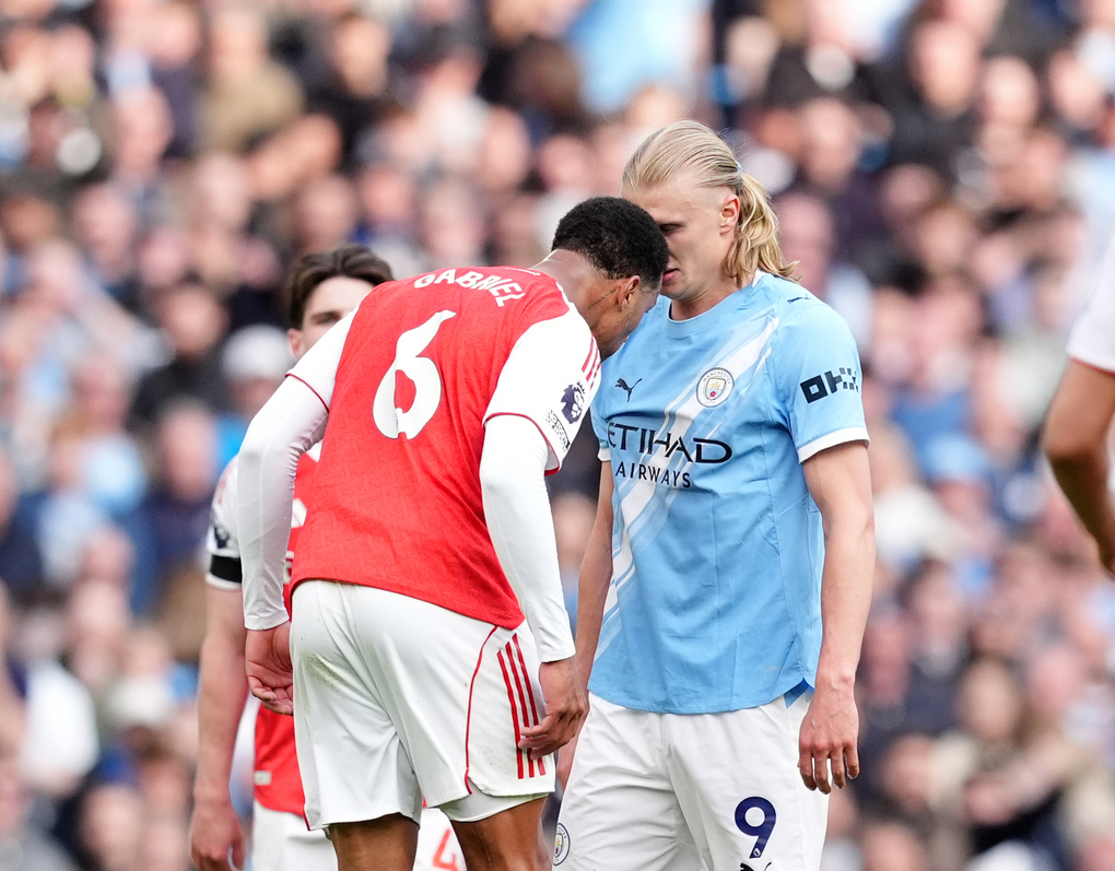 Hậu vệ Arsenal Gabriel Magalhaes va chạm bằng đầu với tiền đạo Man City Erling Haaland trong trận đấu thuộc vòng 33 Ngoại hạng Anh trên sân Etihad, Manchester, Anh ngày 19/4/2026. Ảnh: AP