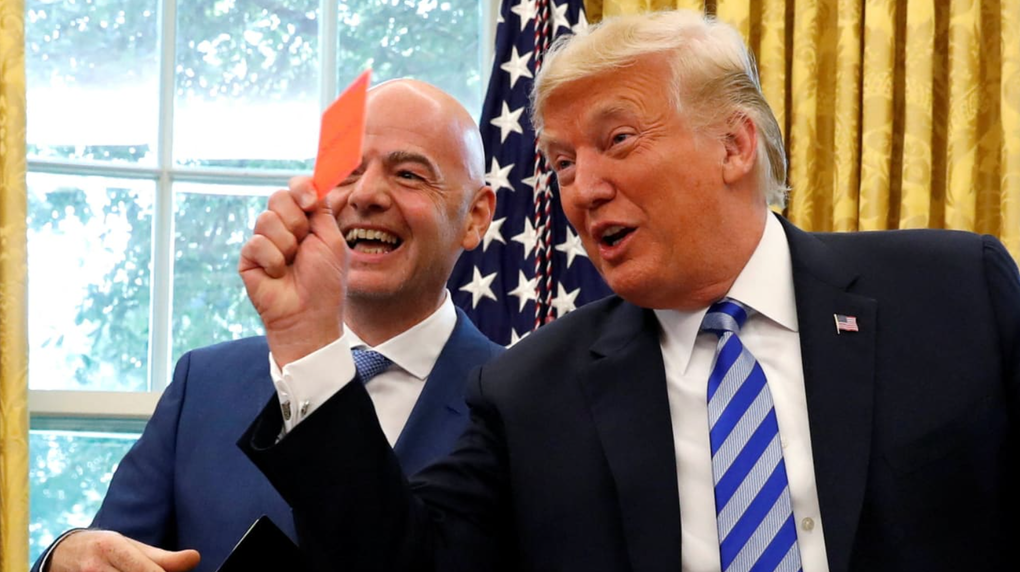Tổng thống Mỹ Donald Trump giơ thẻ đỏ về phía báo chí sau khi Chủ tịch FIFA Gianni Infantino tặng ông một bộ thẻ trọng tài trong cuộc gặp tại Phòng Bầu dục, Nhà Trắng ở Washington, D.C., Mỹ, ngày 28/8/2018. Ảnh: Reuters