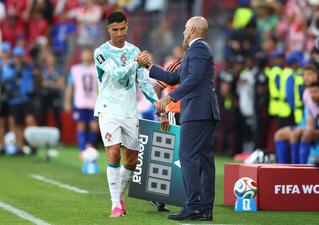 Cristiano Ronaldo được HLV Roberto Martinez chào khi rời sân sau khi bị thay người trong trận Bồ Đào Nha gặp Croatia ở vòng 1/16 World Cup 2026 tại Toronto, ngày 2/7. Ảnh: AFP