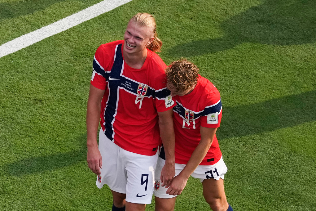Erling Haaland (trái) và Andreas Schjelderup mừng bàn ấn định chiến thắng 2-0 cho Na Uy trong trận thắng Brazil 2-1 ở vòng 1/8 World Cup 2026 trên sân MetLife, East Rutherford, bang New Jersey, Mỹ ngày 5/7/2026. Ảnh: AP