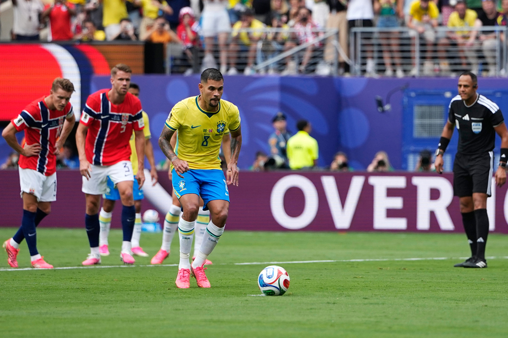 Bruno Guimaraes (8) đá phạt đền trong trận Brazil thua Na Uy 1-2 ở vòng 1/8 World Cup 2026 trên sân MetLife, East Rutherford, bang New Jersey, Mỹ ngày 5/7/2026. Ảnh: AP