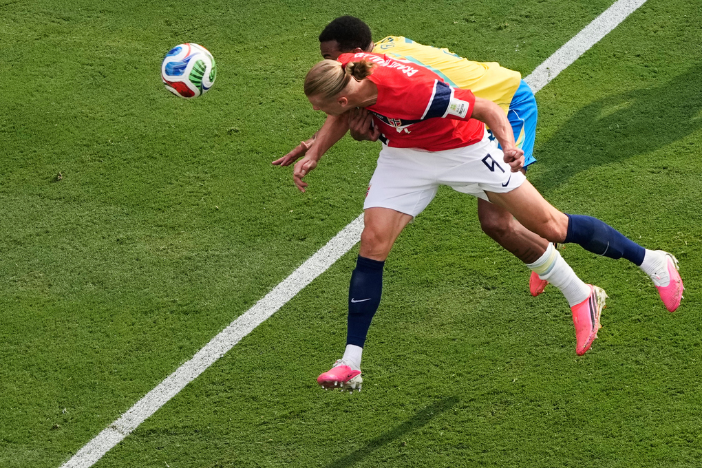 Erling Haaland (9) đánh đầu ghi bàn mở tỷ số cho Na Uy trong trận thắng Brazil 2-1 ở vòng 1/8 World Cup 2026 trên sân MetLife, East Rutherford, bang New Jersey, Mỹ ngày 5/7/2026. Ảnh: AP