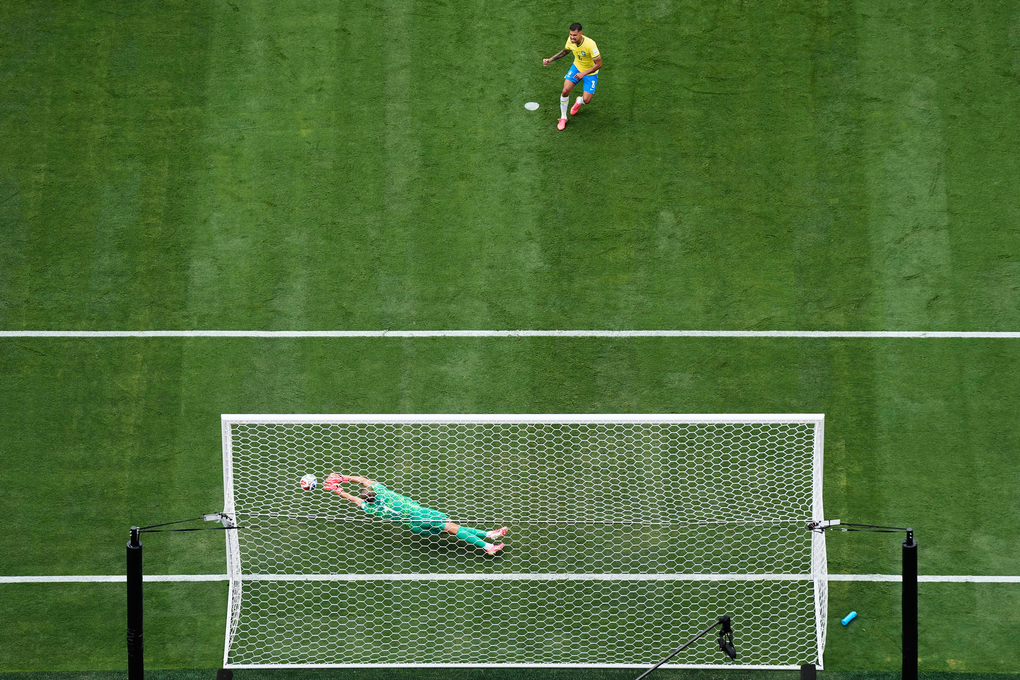 Bruno Guimaraes (8) sút hỏng phạt đền khi thủ môn Orjan Nyland cản phá trong trận Brazil thua Na Uy 1-2 ở vòng 1/8 World Cup 2026 trên sân MetLife, East Rutherford, bang New Jersey, Mỹ ngày 5/7/2026. Ảnh: AP