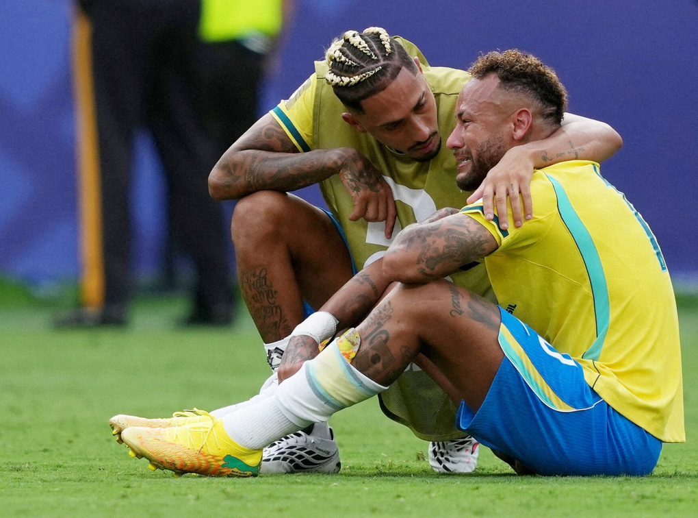 Neymar (phải) và Raphinha sau trận Brazil – Na Uy ở vòng 1/8 World Cup 2026 trên sân MetLife, New Jersey, Mỹ ngày 5/7/2026. Ảnh: Reuters