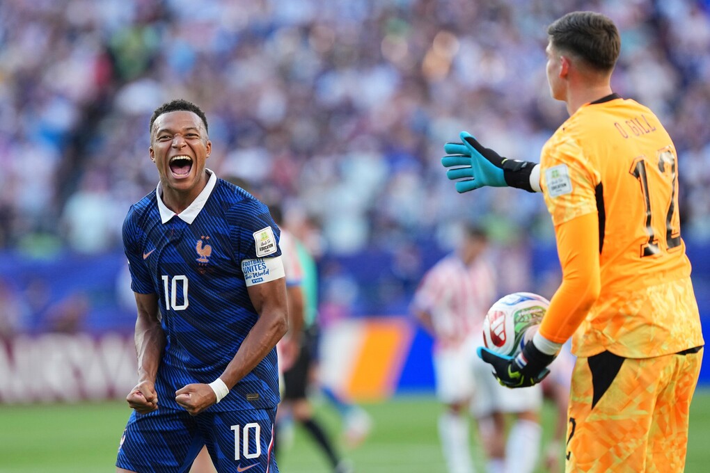 Kylian Mbappe mừng vé vào tứ kết sau trận Pháp thắng Paraguay 1-0 ở vòng 1/8 World Cup 2026 trên sân Lincoln Financial, thành phố Philadelphia, bang Pennsylvania, Mỹ ngày 4/7/2026. Ảnh: AP