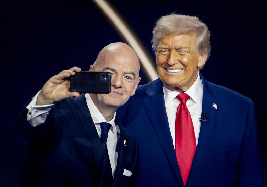 Chủ tịch FIFA Gianni Infantino chụp ảnh cùng Tổng thống Donald Trump (phải) trong lễ bốc thăm chia bảng World Cup 2026 tại Washington, Mỹ ngày 5/12/2025. Ảnh: AFP