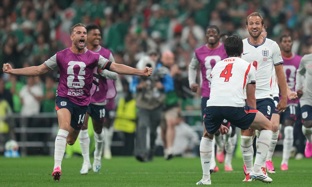 Jordan Henderson (trái) và Harry Kane ăn mừng sau trận Anh thắng Mexico 3-2 ở vòng 1/8 World Cup 2026 trên sân Azteca, Mexico City, Mexico ngày 5/7/2026. Ít phút sau, Henderson bị chấn thương cổ tay nghiêm trọng khi trèo qua bảng quảng cáo lúc cùng đồng đội cảm ơn người hâm mộ. Ảnh: AP