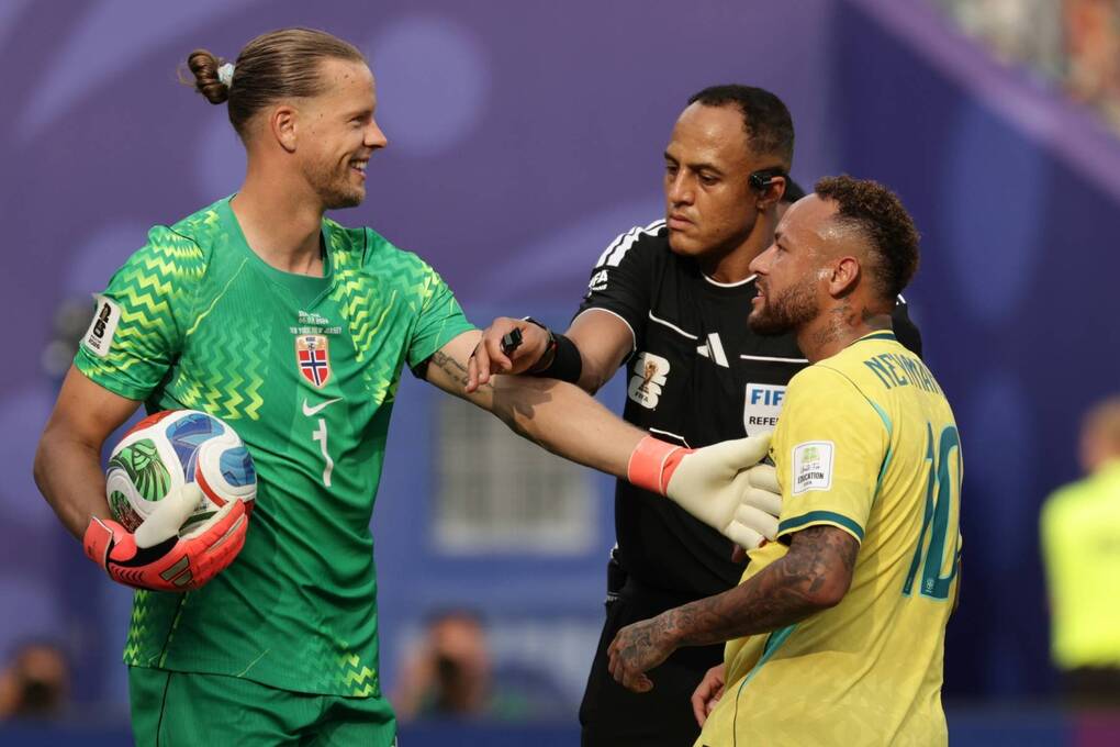 Neymar (áo vàng) chế giễu thủ môn Nyland sau khi sút thành công phạt đền trong trận Na Uy 2-1 Brazil, ở vòng 1/8 World Cup 2026, trên sân MetLife, East Ruherford, Mỹ tối 5/7. Ảnh: AP