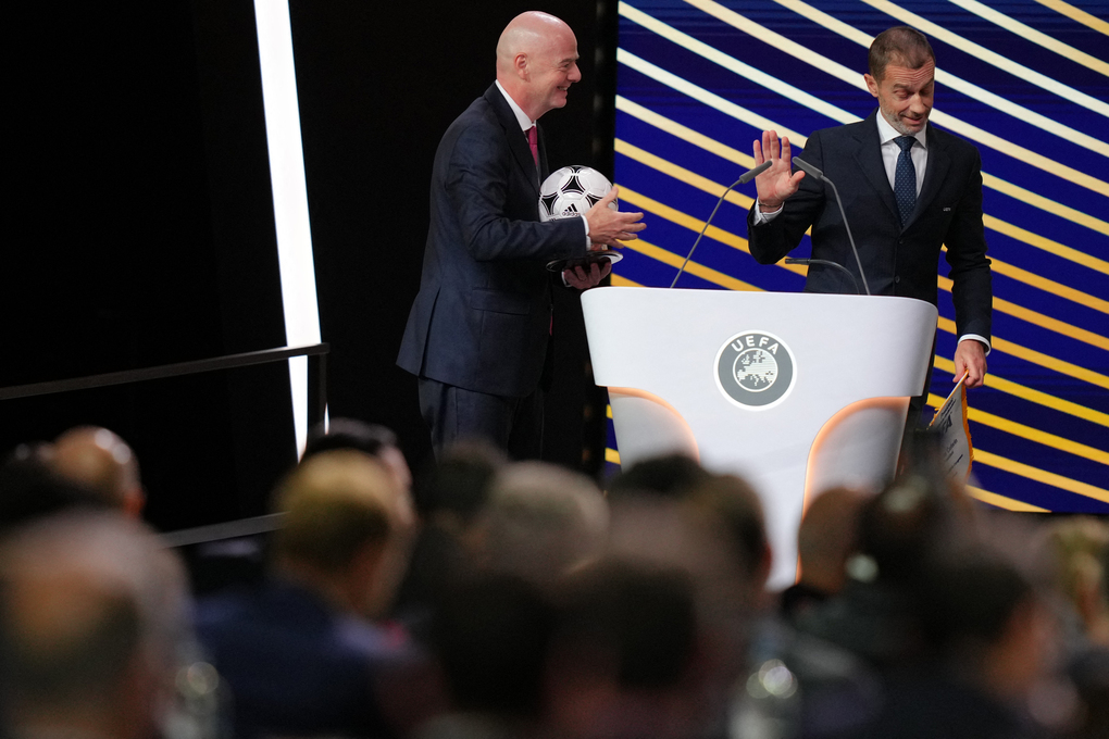 Chủ tịch FIFA Gianni Infantino (trái) trò chuyện với Chủ tịch UEFA Aleksander Ceferin sau bài phát biểu tại Đại hội thường niên lần thứ 50 của UEFA ở Brussels, Bỉ ngày 12/2/2026. Ảnh: AFP