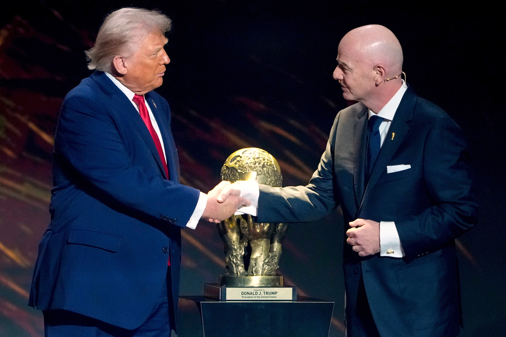 Chủ tịch FIFA Gianni Infantino (phải) trao Giải thưởng Hòa bình FIFA cho Tổng thống Mỹ Donald Trump tại lễ bốc thăm World Cup 2026 ở Trung tâm Biểu diễn Nghệ thuật Kennedy, Washington D.C., Mỹ ngày 5/12/2025. Ảnh: AP