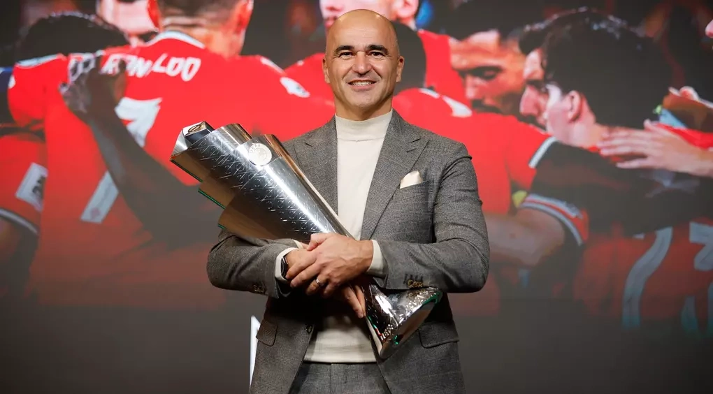 HLV Roberto Martinez chụp ảnh cùng danh hiệu UEFA Nations League trong buổi trả lời phỏng vấn Marca cuối năm 2025. Ảnh: Marca