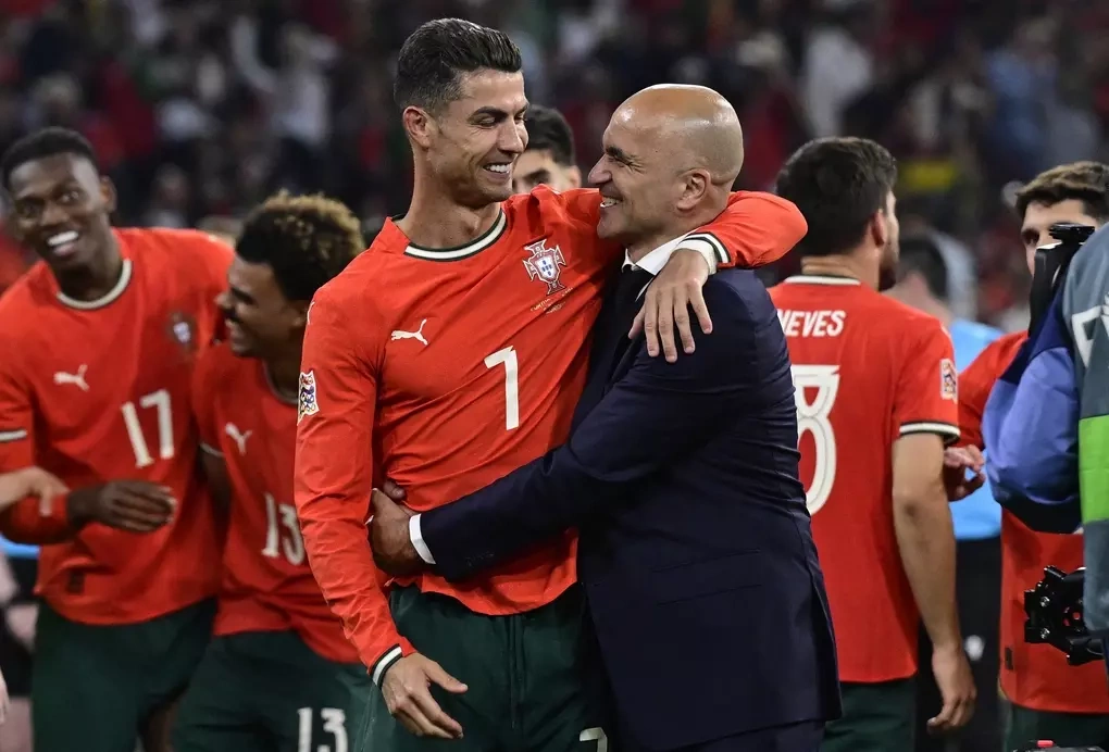 HLV Roberto Martinez (phải) và Cristiano Ronaldo mừng chức vô địch UEFA Nations League sau chiến thắng của Bồ Đào Nha trong trận gặp Tây Ban Nha trên sân Allianz Arena ở Munich, Đức ngày 8/6/2025. Ảnh: AFP