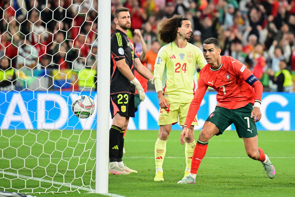 Cristiano Ronaldo (phải) ghi bàn gỡ hòa 2-2 trước sự bất lực của thủ môn Unai Simon trong trận chung kết UEFA Nations League giữa Bồ Đào Nha và Tây Ban Nha tại sân Allianz Arena, Munich, Đức ngày 8/6/2025. Ảnh: AFP