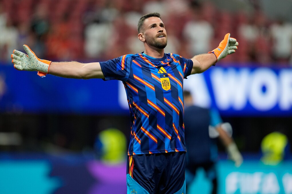 Thủ môn Unai Simon của Tây Ban Nha khởi động trước trận gặp Cape Verde ở lượt đầu bảng H World Cup 2026 trên sân Atlanta, bang Georgia, Mỹ ngày 15/6. Ảnh: AP