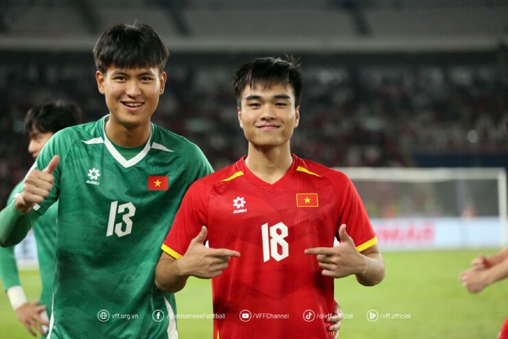 Công Phương (áo đỏ) cầu thủ nhạc trưởng của U21 Thể Công. Ảnh VFF