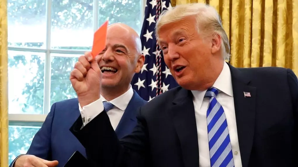 Tổng thống Mỹ Donald Trump giơ thẻ đỏ về phía báo chí sau khi Chủ tịch FIFA Gianni Infantino tặng ông một bộ thẻ trọng tài trong cuộc gặp tại Phòng Bầu dục, Nhà Trắng ở Washington, D.C., Mỹ, ngày 28/8/2018. Ảnh: Reuters