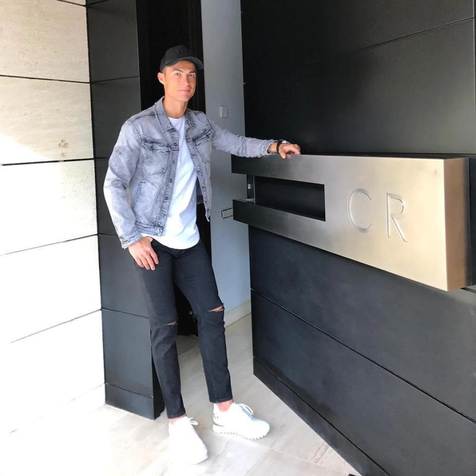 Chữ CR trên phần kim loại của cửa chính tại căn nhà ở La Finca của Ronaldo. Ảnh: Instagram Cristiano Ronaldo