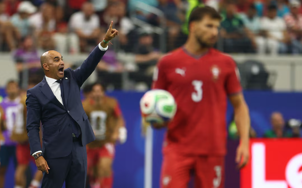 HLV Roberto Martinez (trái) chỉ đạo trong trận Bồ Đào Nha thua Tây Ban Nha 1-2 tại vòng 1/8 World Cup 2026 trên sân Dallas, Texas, Mỹ, ngày 6/7/2026. Ảnh: Reuters