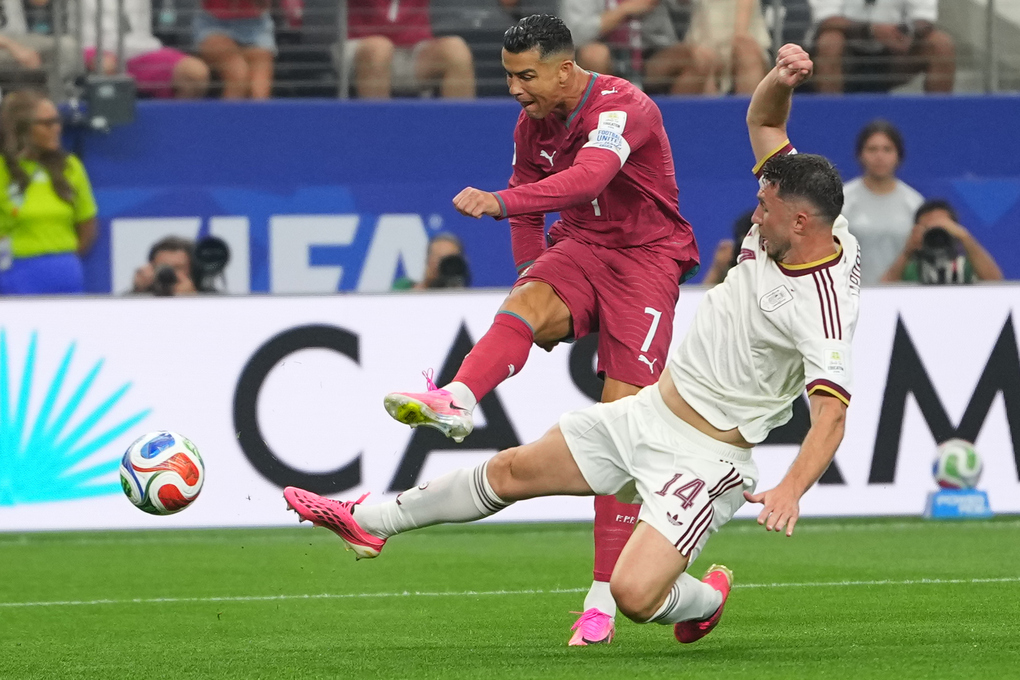 Cristiano Ronaldo (trái) dứt điểm trước sự truy cản của Aymeric Laporte trong trận Bồ Đào Nha gặp Tây Ban Nha tại vòng 1/8 World Cup 2026 trên sân Dallas, bang Texas, Mỹ, ngày 6/7/2026. Ảnh: AP