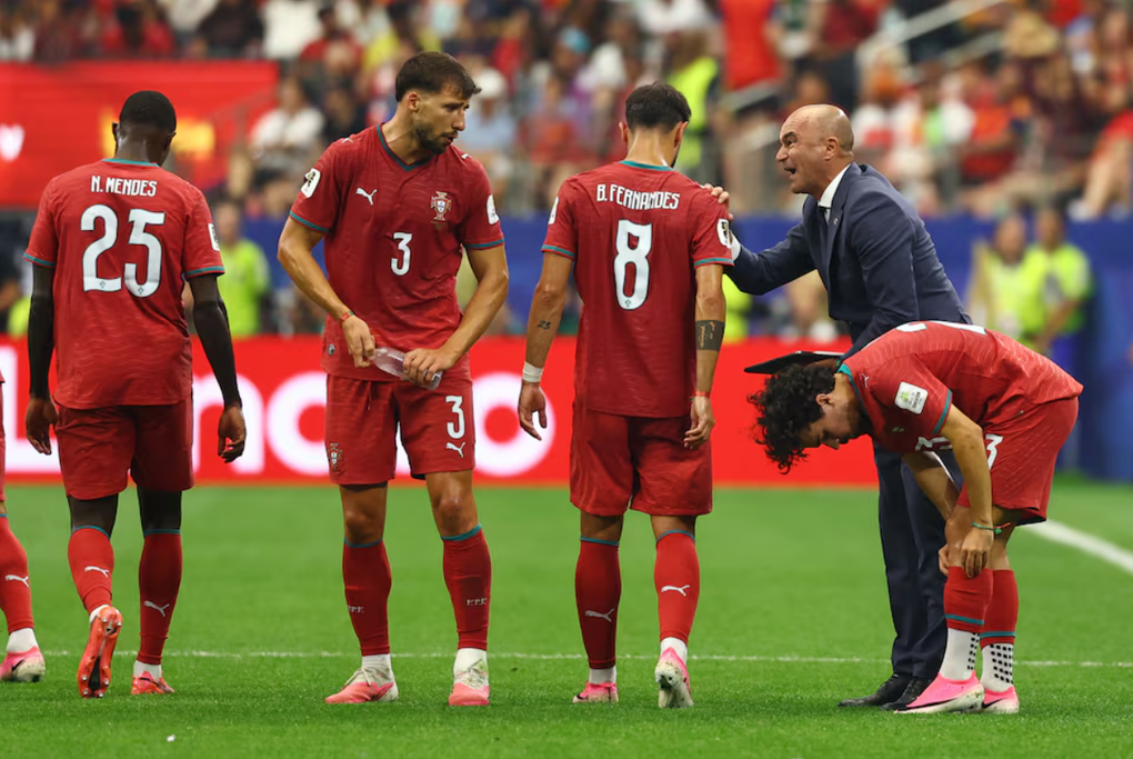 HLV Roberto Martinez (áo đen) chỉ đạo các cầu thủ Bồ Đào Nha trong trận thua Tây Ban Nha 0-1 ở vòng 1/8 World Cup 2026 trên sân Dallas, Texas, Mỹ, ngày 6/7/2026 Ảnh: Reuters
