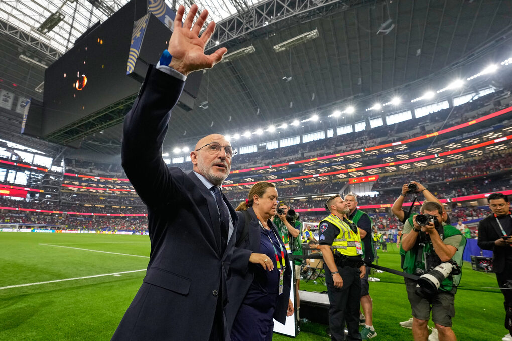 HLV Tây Ban Nha Luis de la Fuente rời sân sau trận thắng Bồ Đào Nha 1-0 ở vòng 1/8 World Cup 2026 trên sân Dallas, Mỹ, ngày 6/7/2026. Ảnh: AP