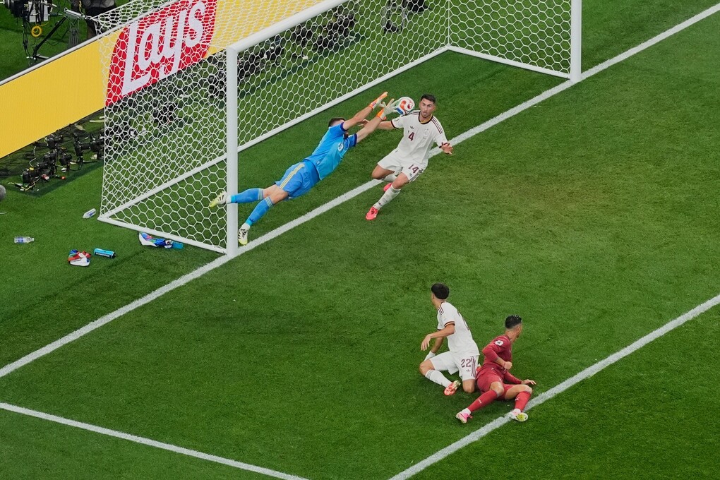 Thủ môn Unai Simon bắt bóng từ cú sút của Cristiano Ronaldo trong trận Tây Ban Nha gặp Bồ Đào Nha tại vòng 1/8 World Cup 2026 trên sân Dallas, bang Texas, Mỹ, ngày 6/7/2026. Ảnh: AP
