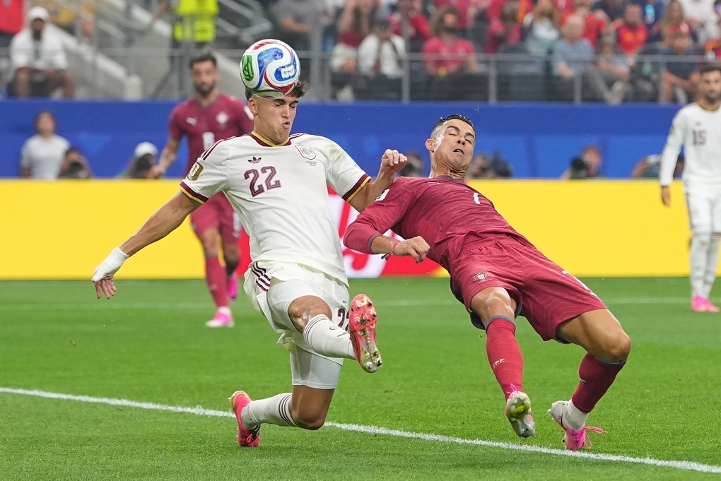 Hậu vệ Pau Cubarsi (trắng) theo kèm Cristiano Ronaldo trong trận Tây Ban Nha gặp Bồ Đào Nha tại vòng 1/8 World Cup 2026 trên sân Dallas, bang Texas, Mỹ, ngày 6/7/2026. Ảnh: AP