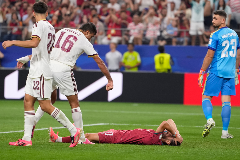 Tiền vệ Tây Ban Nha Rodri (16) ăn mừng pha bỏ lỡ của tiền vệ Bồ Đào Nha Bernardo Silva (10) trong trận đấu tại vòng 1/8 World Cup 2026, trên sân Dallas, Mỹ ngày 6/7/2026. Ảnh: AP