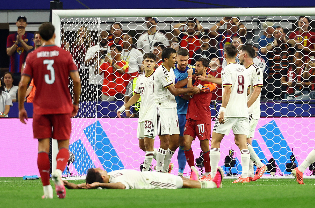 Tiền vệ Bồ Đào Nha Bernardo Silva (10) nổi cáu với tiền vệ Tây Ban Nha Rodri (16) vì ăn mừng khiêu khích trong trận đấu tại vòng 1/8 World Cup 2026, trên sân Dallas, Mỹ ngày 6/7/2026. Ảnh: Reuters