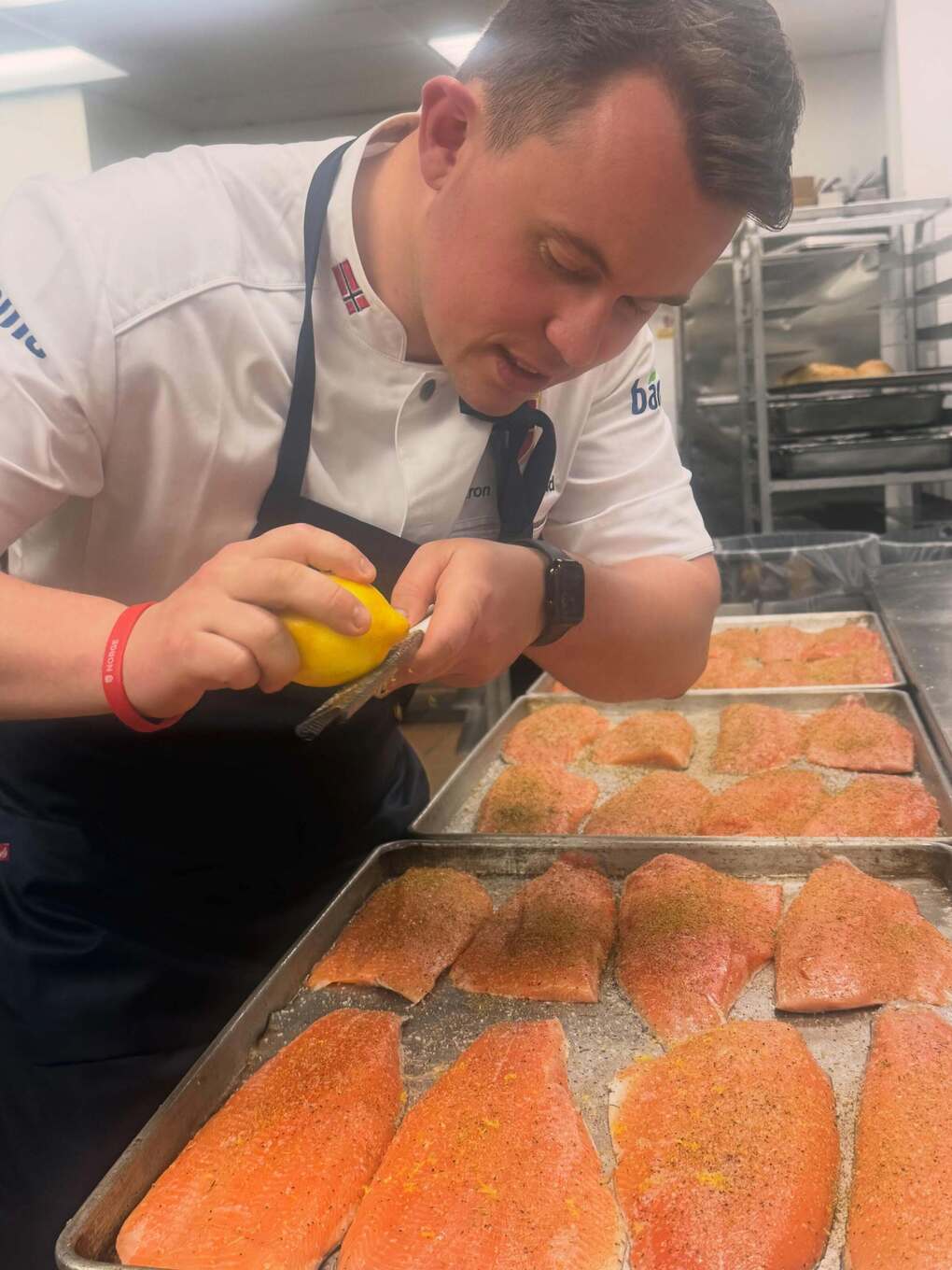 Đầu bếp Aron Espeland chuẩn bị cá hồi cho các cầu thủ đội Na Uy. Ảnh: chef_aronespeland