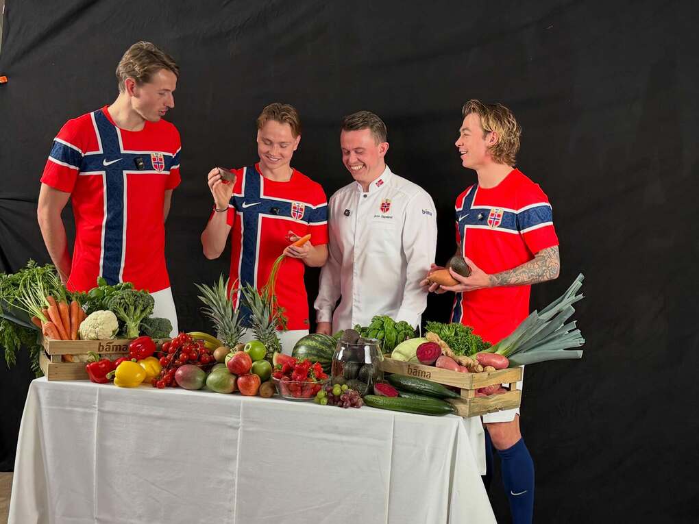 Đầu bếp Aron Espeland và các cầu thủ tuyển Na Uy. Ảnh: chef_aronespeland