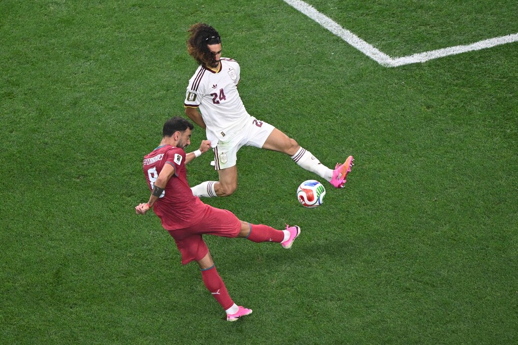 Bruno Fernandes (áo đỏ) sút bóng trong khi Marc Cucurella nỗ lực ngăn cản trong trận Bồ Đào Nha gặp Tây Ban Nha tại vòng 1/8 World Cup 2026 tại Texas, Mỹ, ngày 6/7/2026 Ảnh: AP