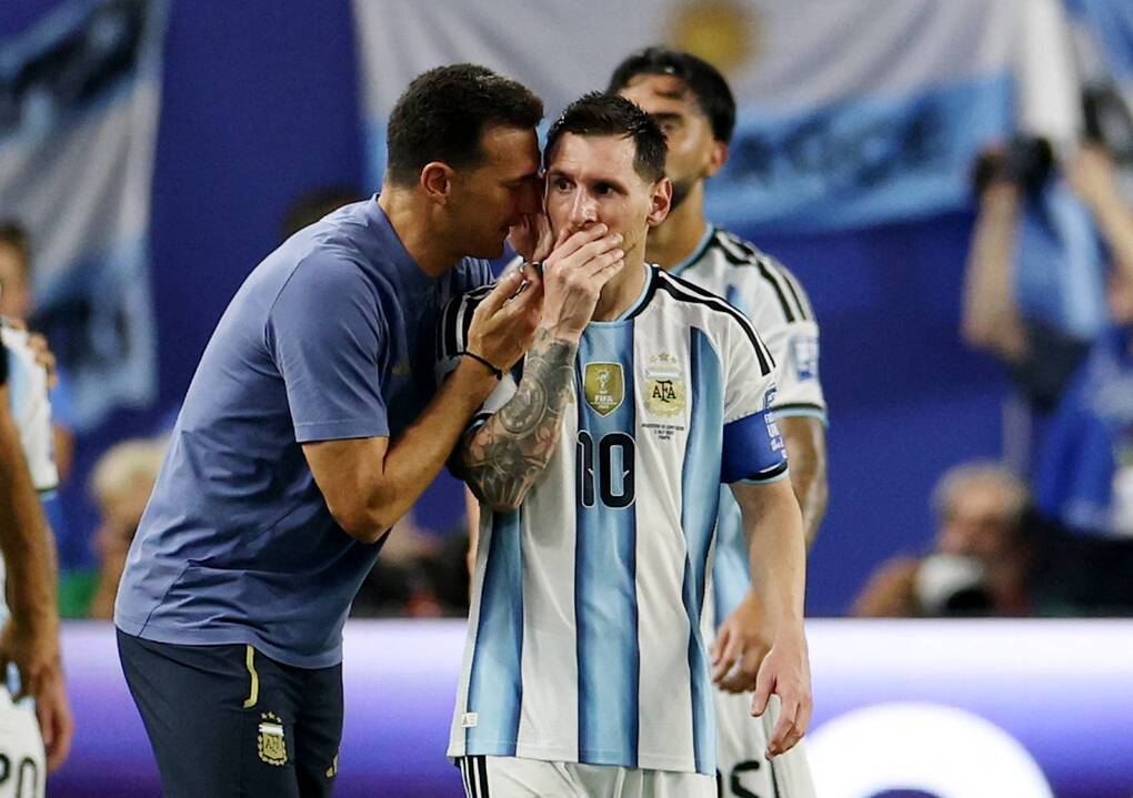 HLV Scaloni (trái) nói chuyện với Messi trong trận Argentina thắng Cape Verde ở vòng 1/16 World Cup 2026 hôm 3/7, trên sân Hard Rock, Miami, Mỹ. Ảnh: AP