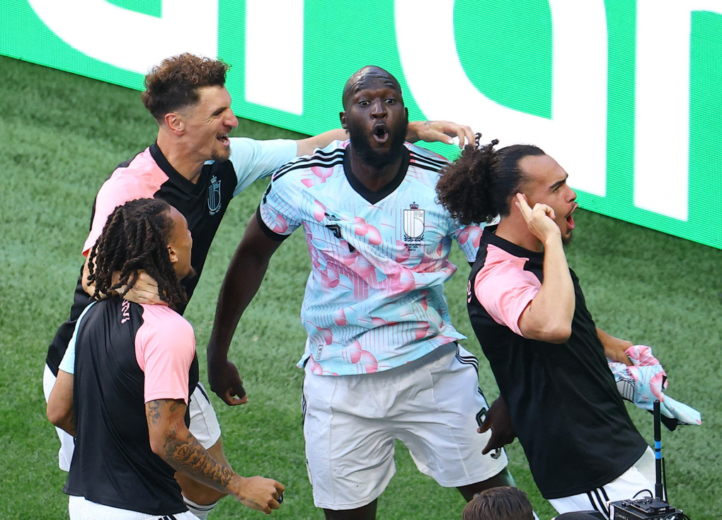 Romelu Lukaku (giữa) cùng các đồng đội Bỉ ăn mừng bàn ấn định chiến thắng 4-1 trước Mỹ ở vòng 1/8 World Cup 2026 trên sân Seattle, ngày 6/7. Ảnh: Reuters