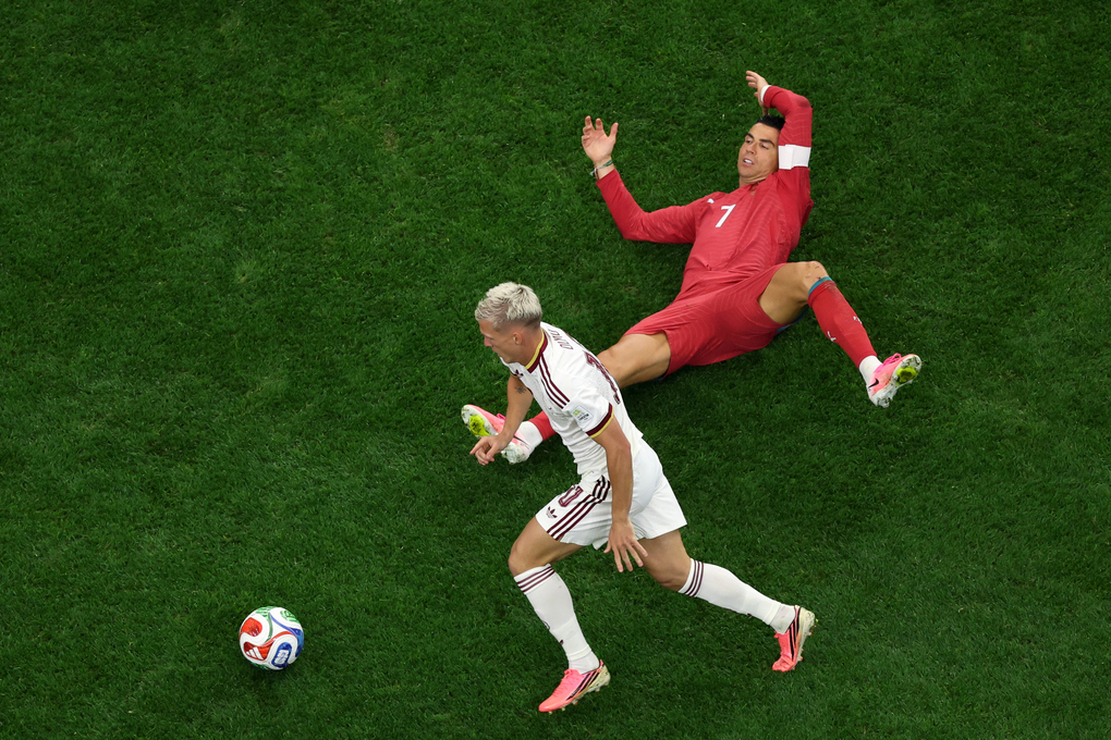 Ronaldo bị Dani Olmo vượt qua trong trận Bồ Đào Nha - Tây Ban Nha tại vòng 1/8 World Cup 2026 trên sân Dallas Stadium, Dallas, Texas, Mỹ, ngày 6/7/2026 Ảnh: AP